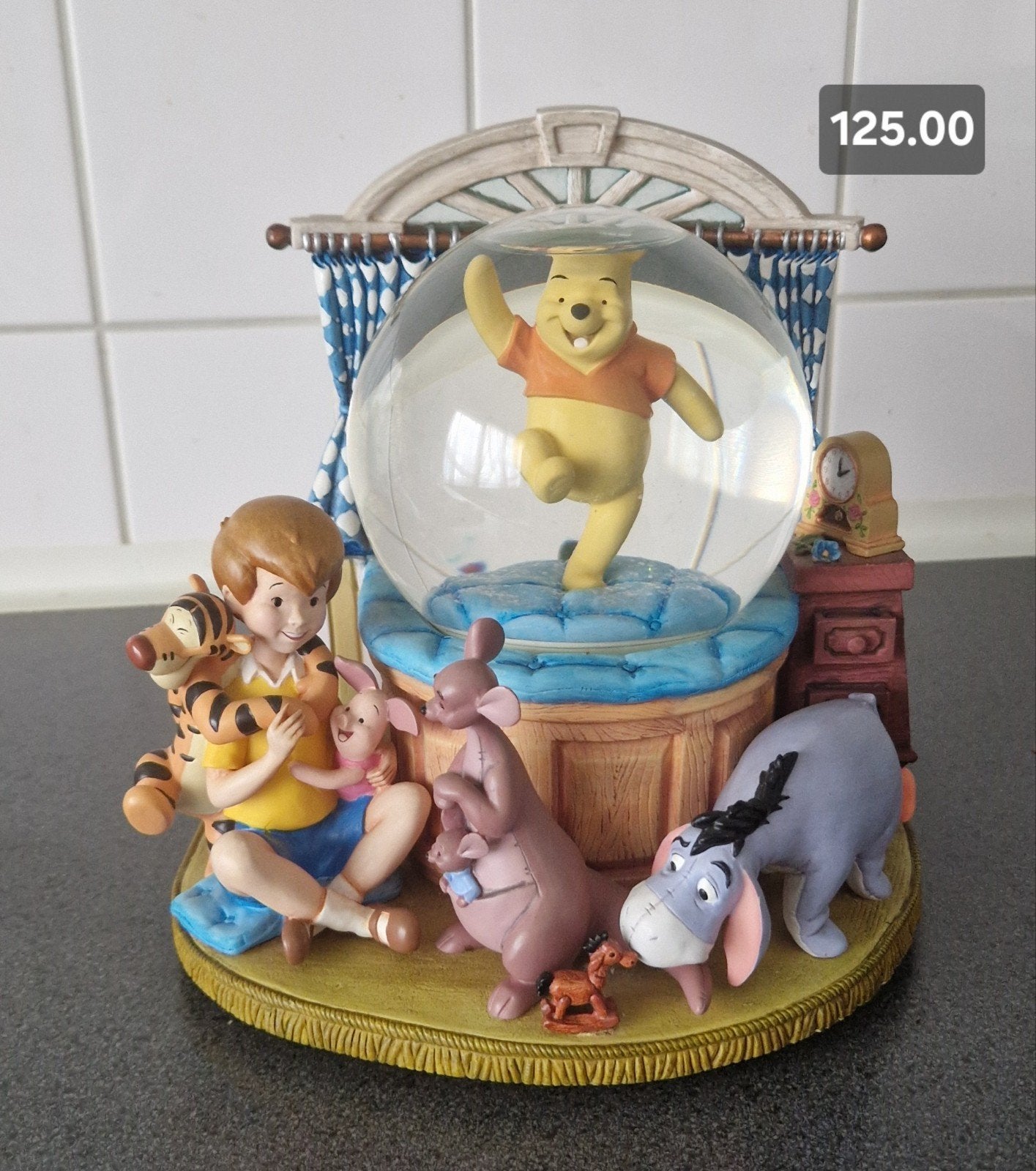 Winnie de Poeh Sneeuwbol met Muziekdoosje, Ophalen of Verzenden, Overige figuren, Zo goed als nieuw, Beeldje of Figuurtje