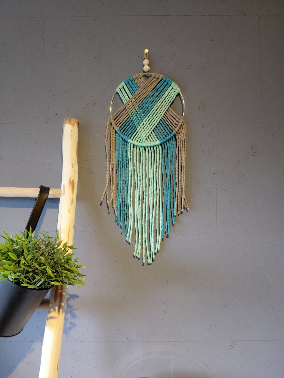 Macrame Wanddecoratie met Gouden Ring en Houten Kralen, Meerkleurig, Textiel, Nieuw, Ophalen of Verzenden