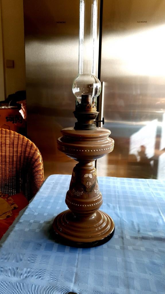 Antieken olielamp van 1890 opalineglas  Kleur chocoladebruin, Ophalen