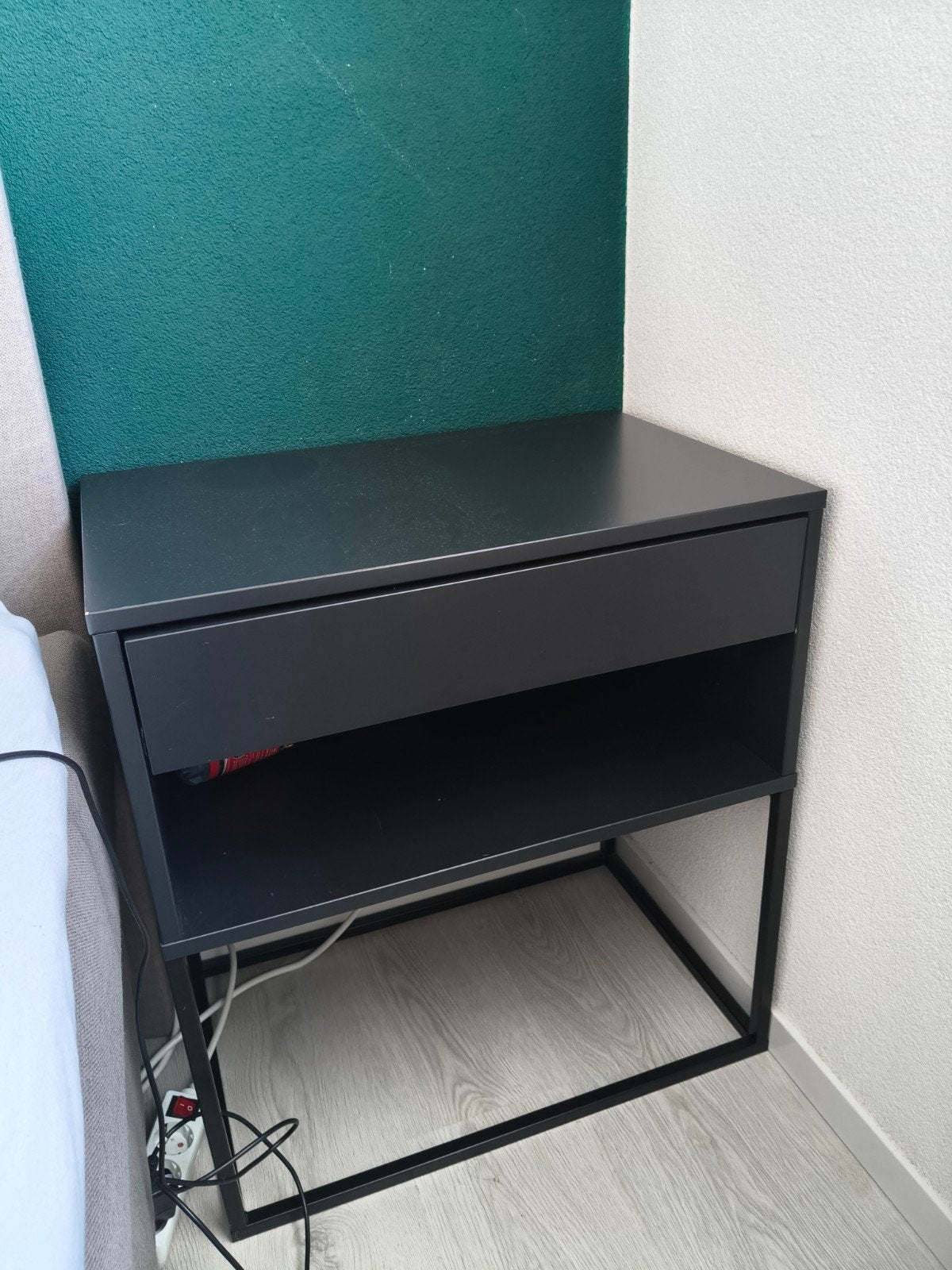 Zwart nachtkastje met lade en open vak, Ophalen, Gebruikt, 55 tot 70 cm, 45 tot 65 cm