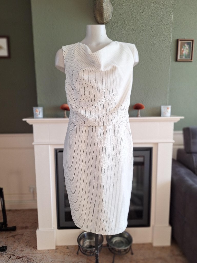 Donna Karan creme zwarte jurk 10 38 M waterval hals, Kleding | Dames, Jurken, Maat 38/40 (M), Verzenden, Wit, DKNY