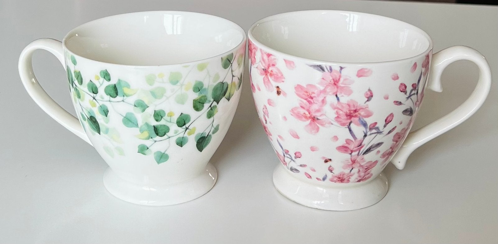 2 grote mooie kopjes/ mokken Sakura 10х11cm, Ophalen of Verzenden, Zo goed als nieuw, Overige stijlen, Kop(pen) en/of Schotel(s)