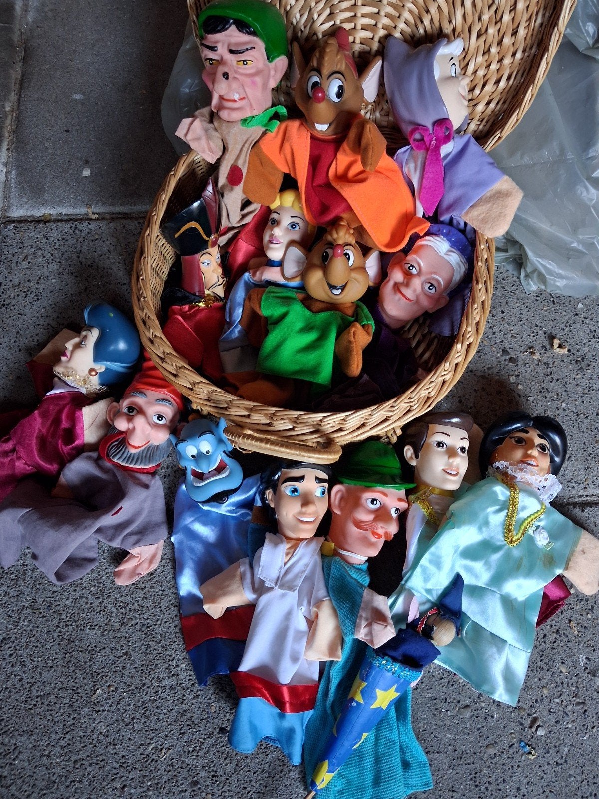 14 poppenkast poppen en 1 trekpop met gratis poppenkast, Ophalen, Gebruikt, Overige typen