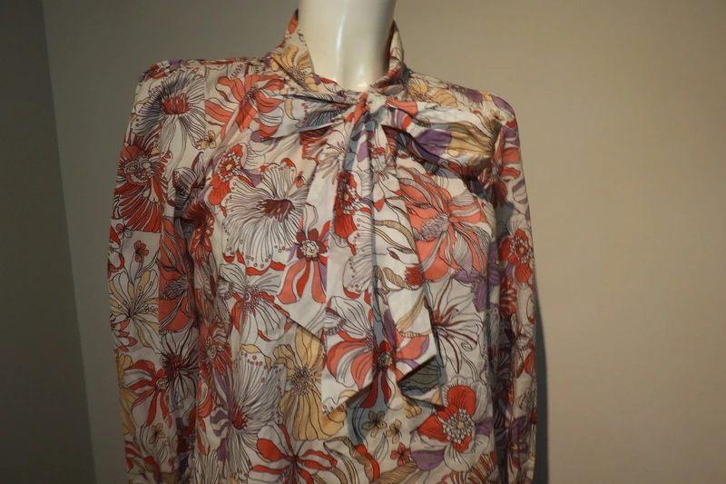 Dea Kudibal prachtige bloemen blouse strik bij de hals S, Kleding | Dames, Blouses en Tunieken, Overige kleuren, Verzenden, Zo goed als nieuw
