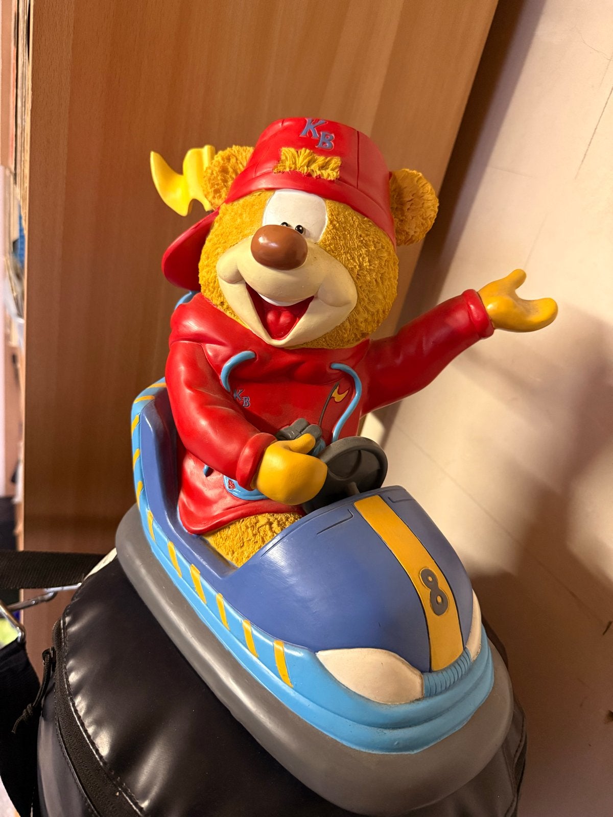 Kermis Beer in botsauto - Decoratief beeld, Ophalen of Verzenden, Gebruikt, Dier
