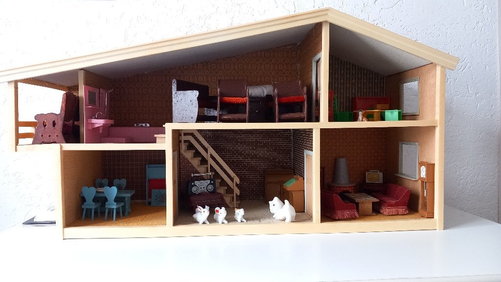 Groot houten poppenhuis met meubels en accessoires, Ophalen, Gebruikt, Poppenhuis