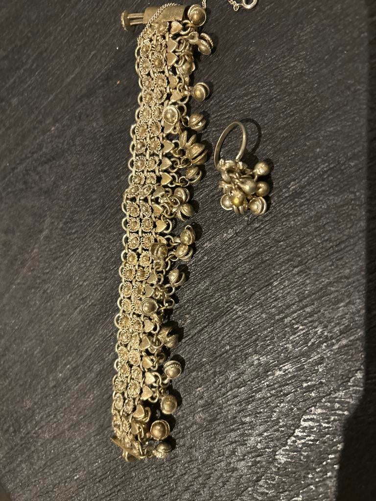 Vintage Zilverkleurige Armband en Ring Set met Belletjes, Overige materialen, Ophalen of Verzenden, Zo goed als nieuw, Met bedels of kralen