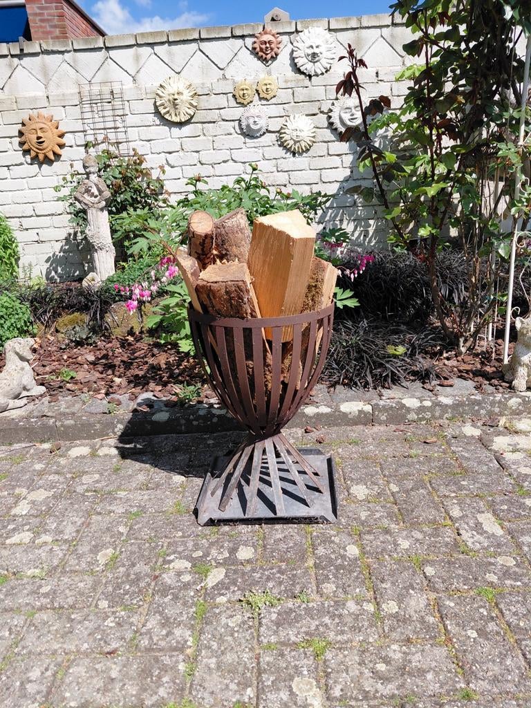 Vuurkorf met hout., Ophalen