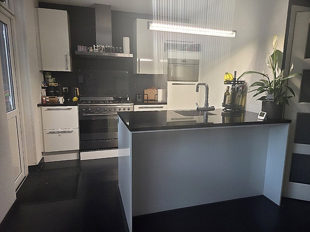 keuken met kookeiland en apparatuur, Ophalen, Gebruikt, Wit, Graniet of Steen