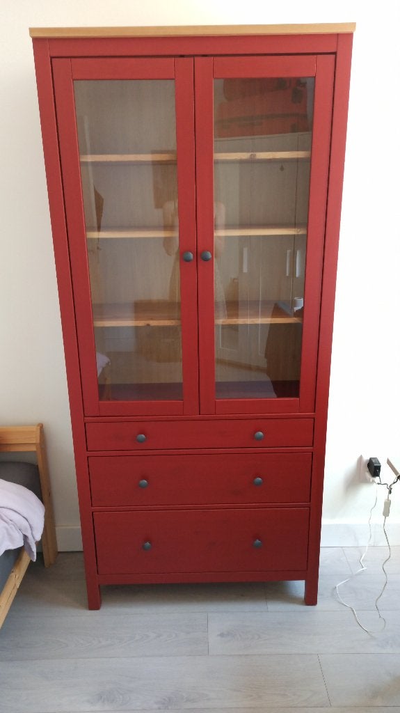 Ikea Hemnes roode vitrinekast boekenkast, Huis en Inrichting, Ophalen, 50 tot 100 cm, Zo goed als nieuw, 25 tot 50 cm