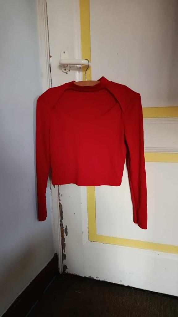 H&M Divided Red Ribbed Cutout Crop Top, Kleding | Dames, H&M, Ophalen of Verzenden, Zo goed als nieuw, Lange mouw