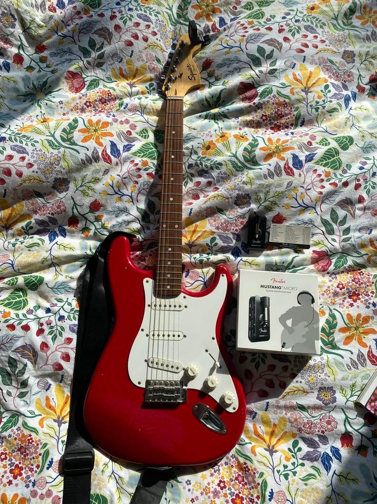 Rode Fender Squier met Fender Mustang Micro en stemmer, Fender, Gebruikt, Met versterker, Ophalen of Verzenden