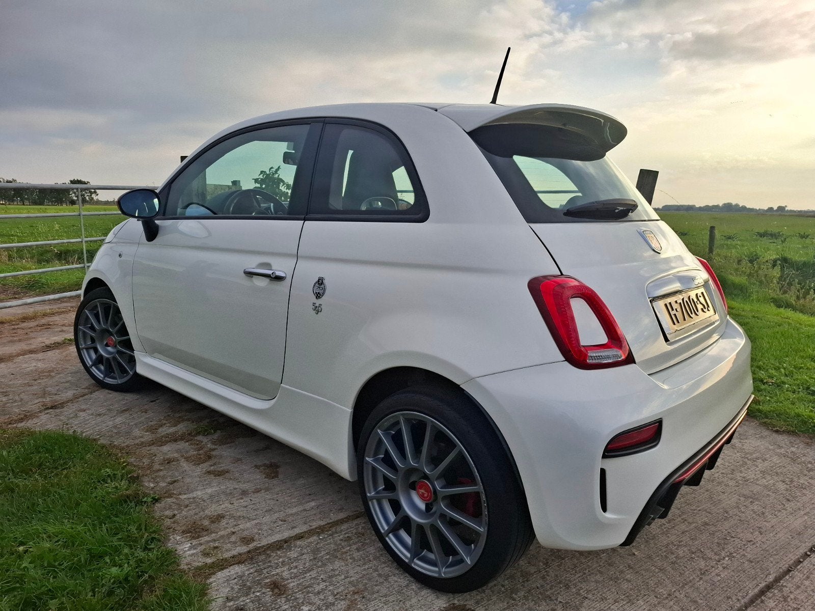Foto 8 van Fiat 500 1.4 T-jet Abarth 595 145pk Wit 2019 Leder