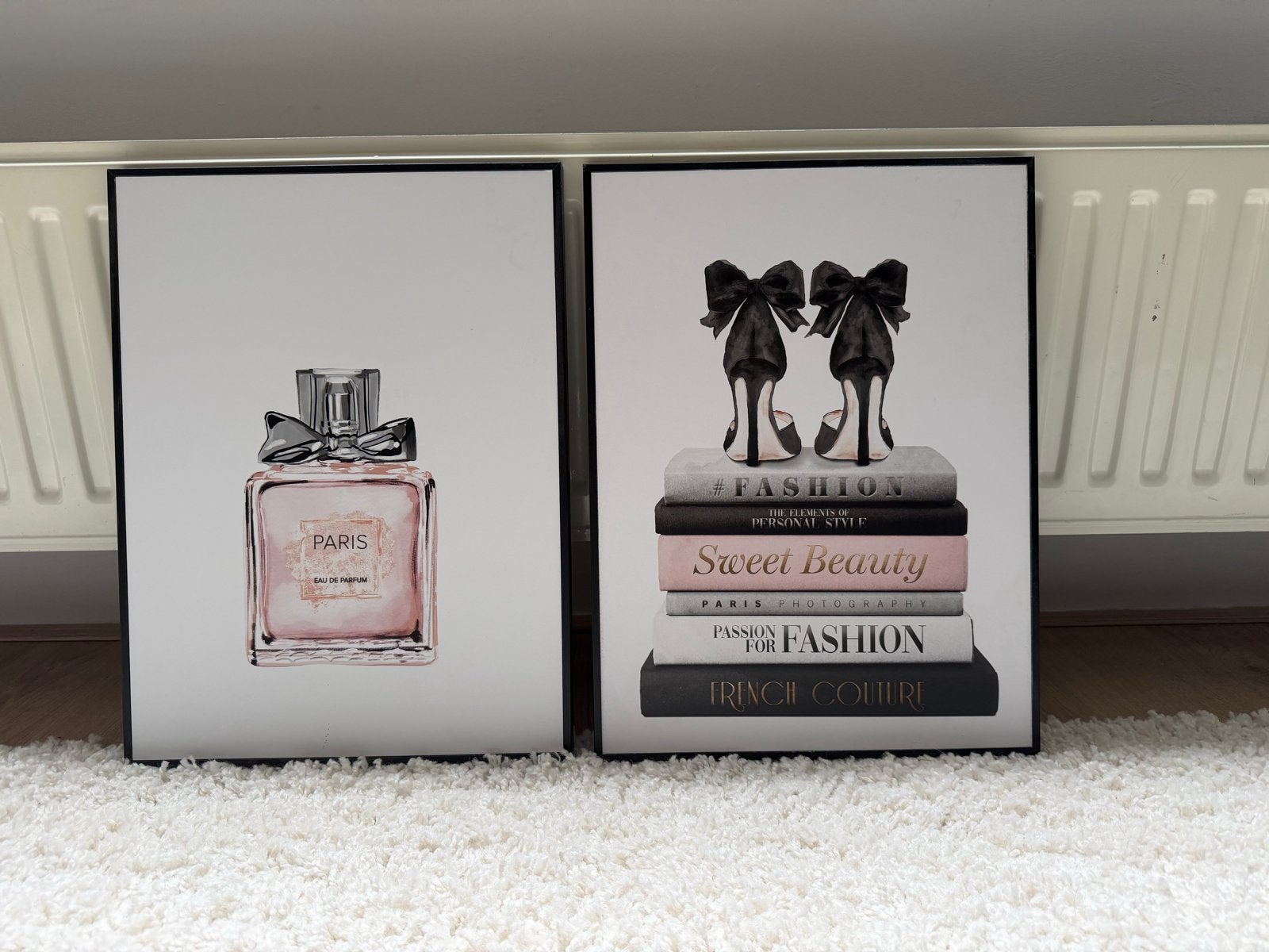 Set van 2 ingelijste posters: parfum & fashion boeken, Ophalen, Minder dan 50 cm, 50 tot 75 cm, Zo goed als nieuw