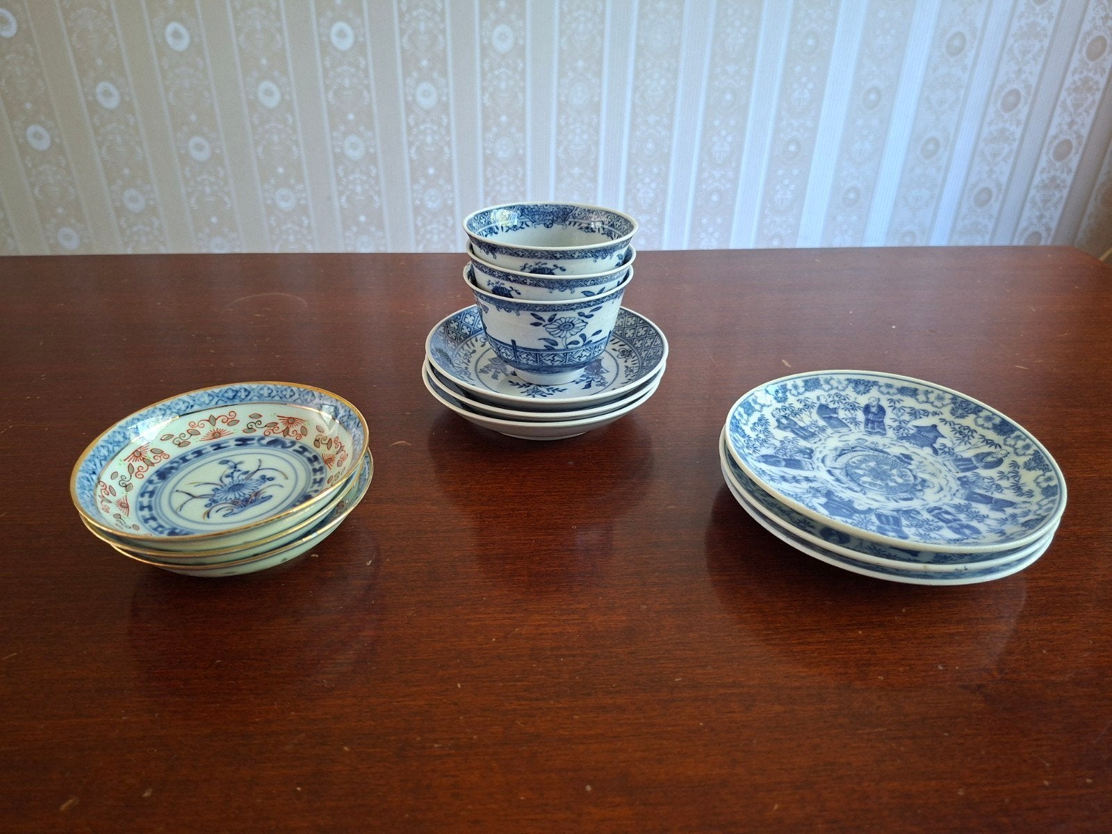 Set van Chinese kommetjes met schotels, bordjes en vaasje, Ophalen