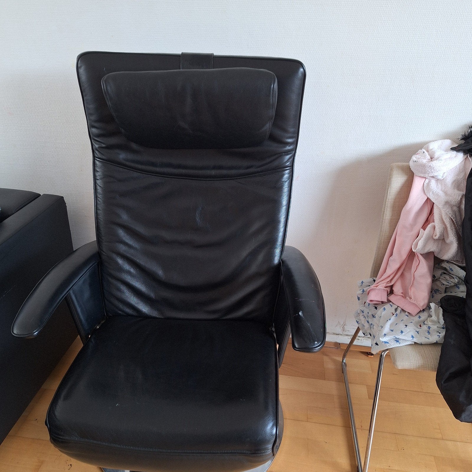 Leren relaxfauteuil met uitschuifbaar voetgedeelte, Gebruikt, Zwart, Modern, Comfort, Ophalen of Verzenden
