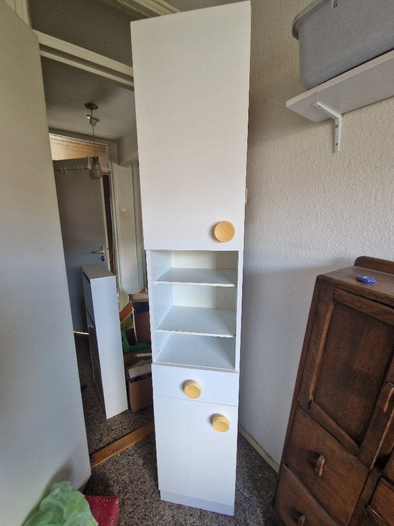 Smalle witte kast met planken en lades, Huis en Inrichting, Kasten | Kledingkasten, Ophalen, Minder dan 50 cm, Gebruikt, Met deur(en)
