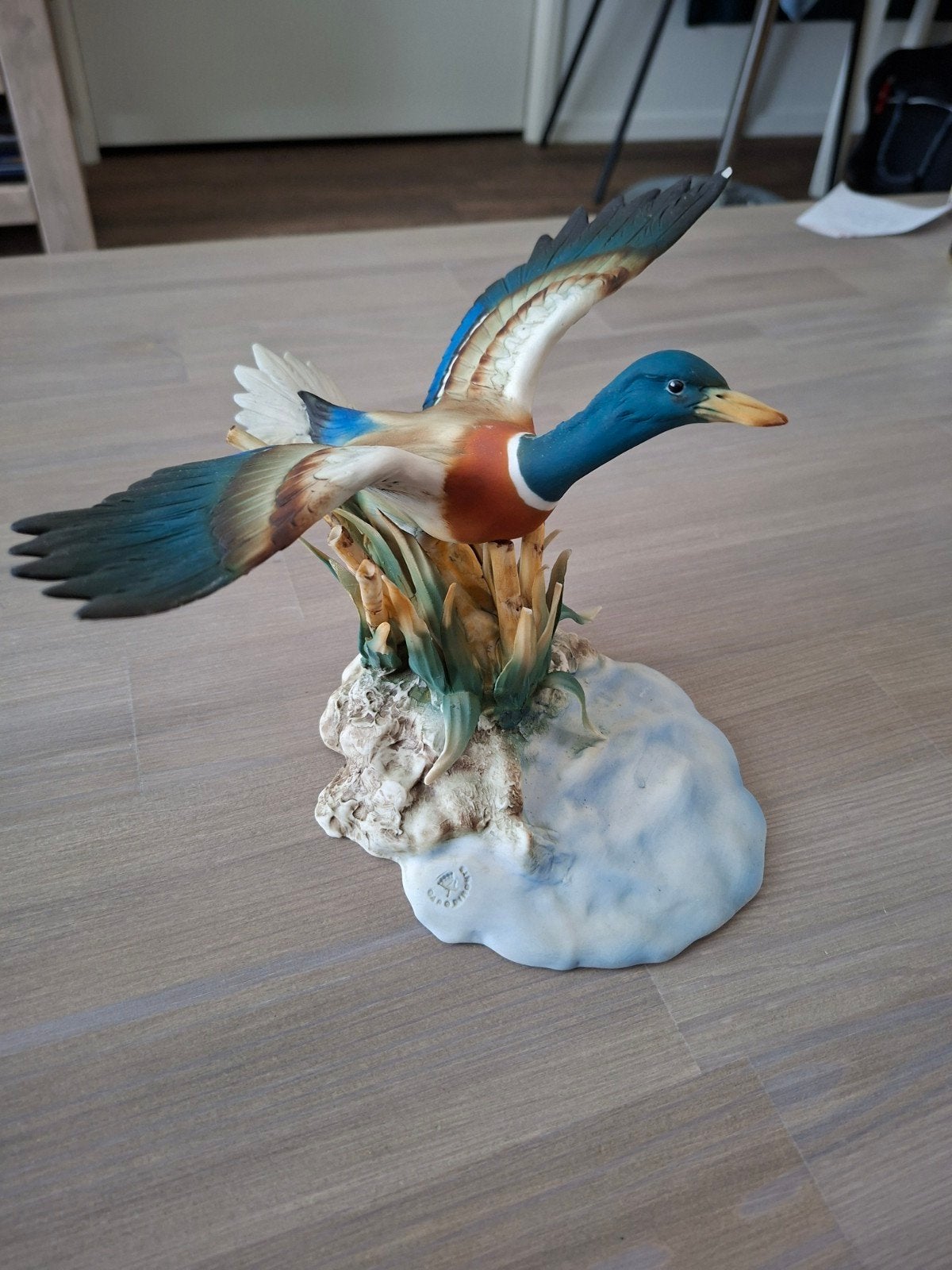 Prachtig beeld van vliegende eend - Handgeschilderd, Ophalen, Meerkleurig, Steen/keramiek, Klassiek