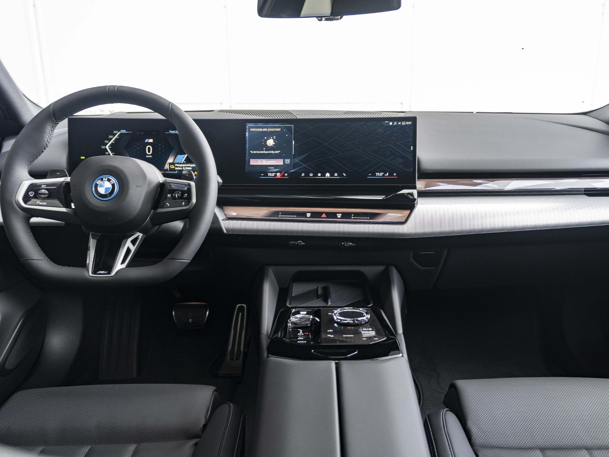 BMW 5 serie Touring 550e xDrive M Sportpakket Pro | Innovati, Auto's, Automaat, Stof, 135 min, Plug-in hybride