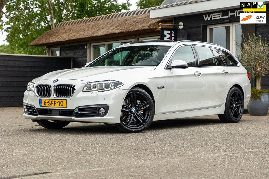 BMW 5-serie Touring 528i High Executive Panoramadak I Soft C, Auto's, Automaat, Gebruikt, 4 cilinders, 2000 kg