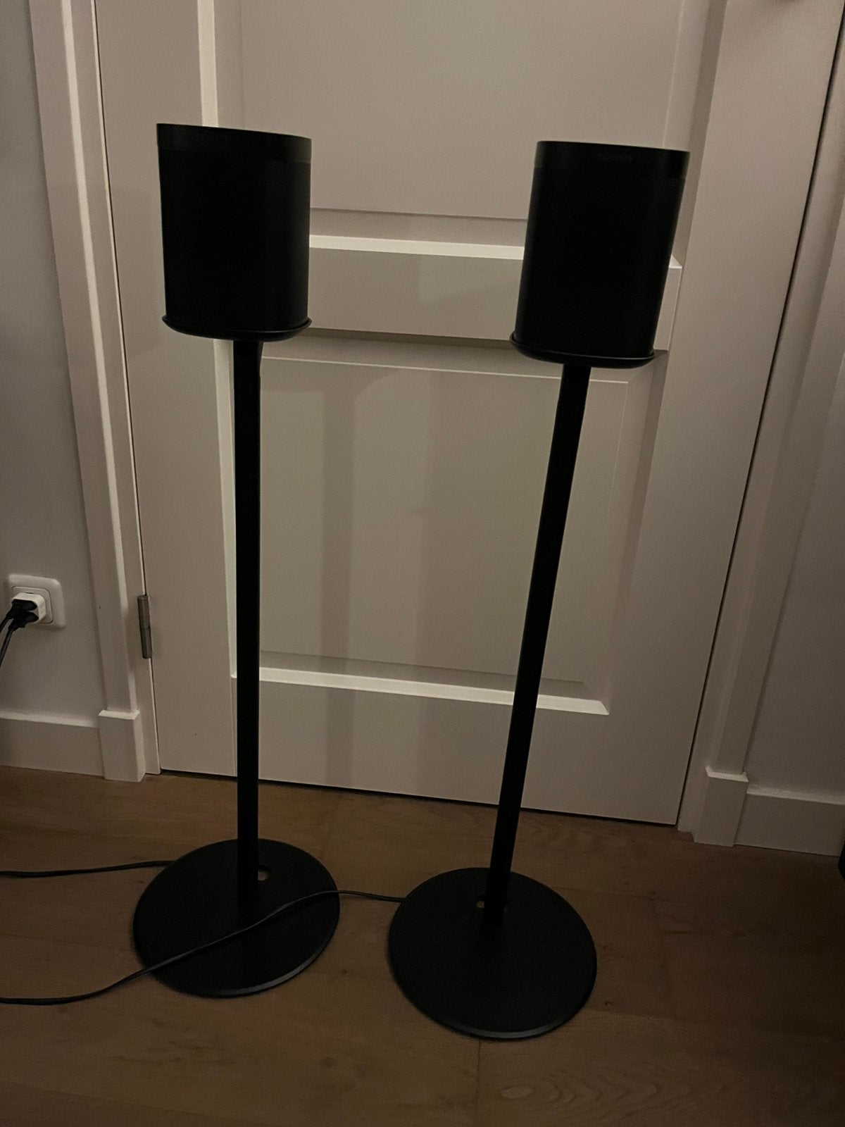 Foto 2 van Set van 2 stuks Sonos One Gen2 inclusief standaards.