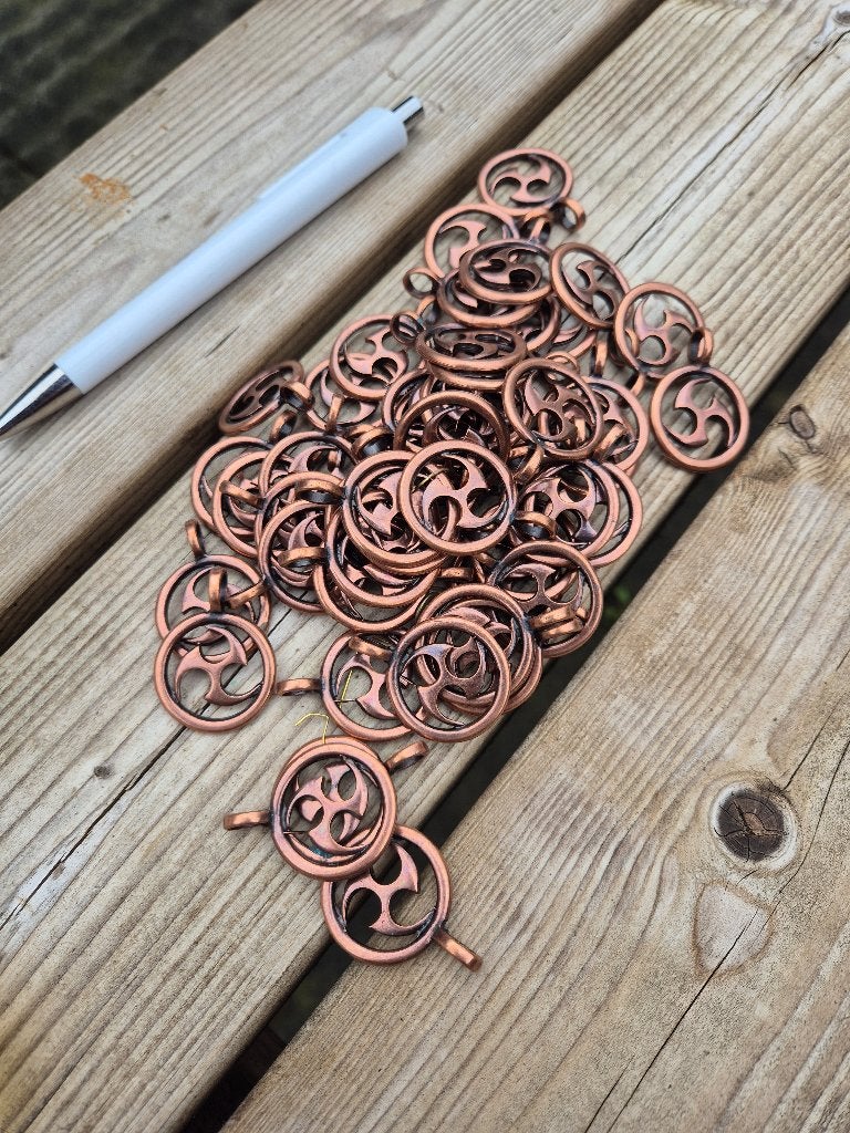 Partij koper kleurige metalen tribal hangers (ongeveer 50), Overige materialen, Nieuw, Ophalen of Verzenden, Overige kleuren