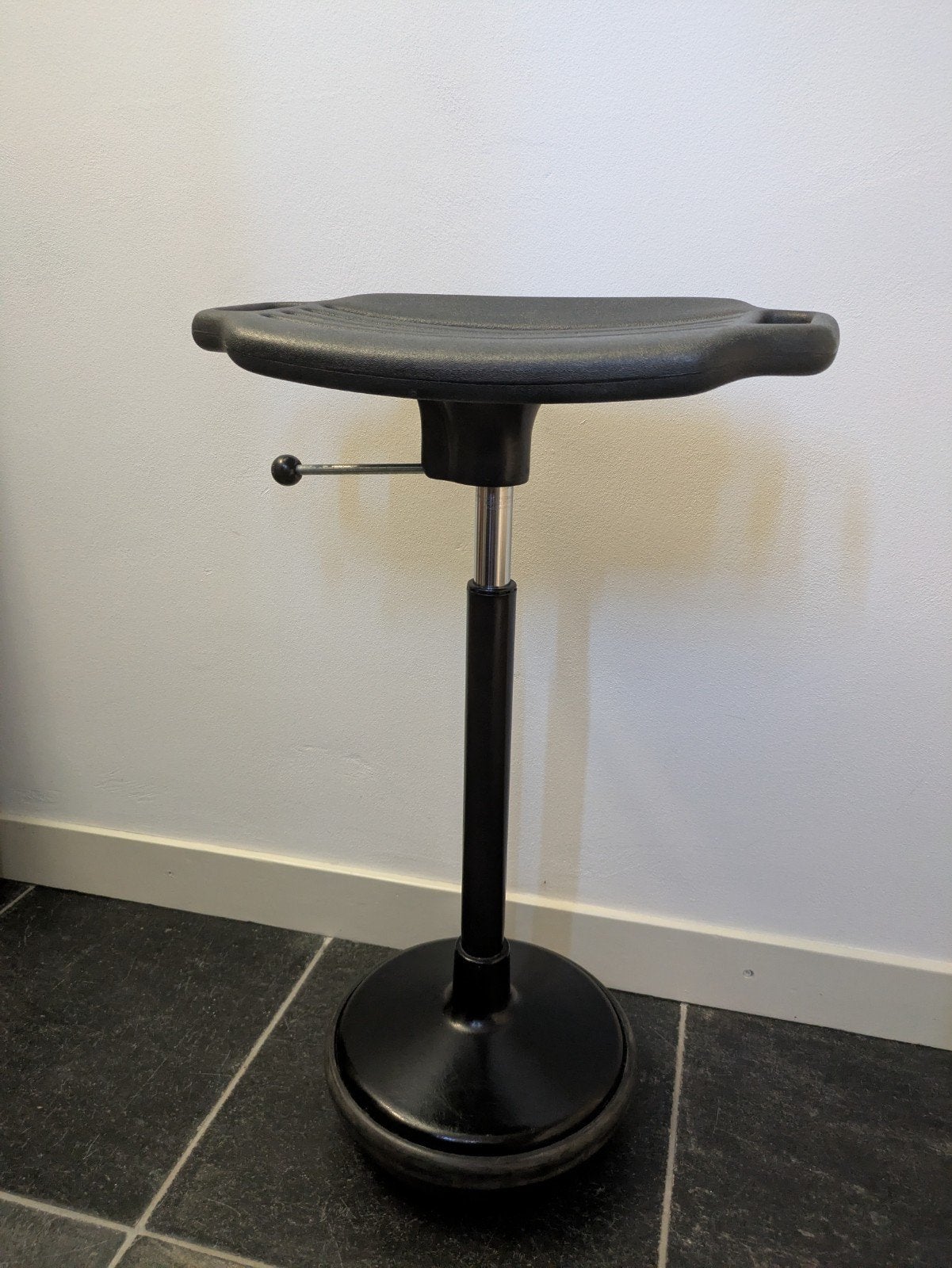 Ergonomische wiebelkruk met gasveer, hoogte verstelbaar, Zwart, Ophalen of Verzenden, Zo goed als nieuw, Bureaukruk