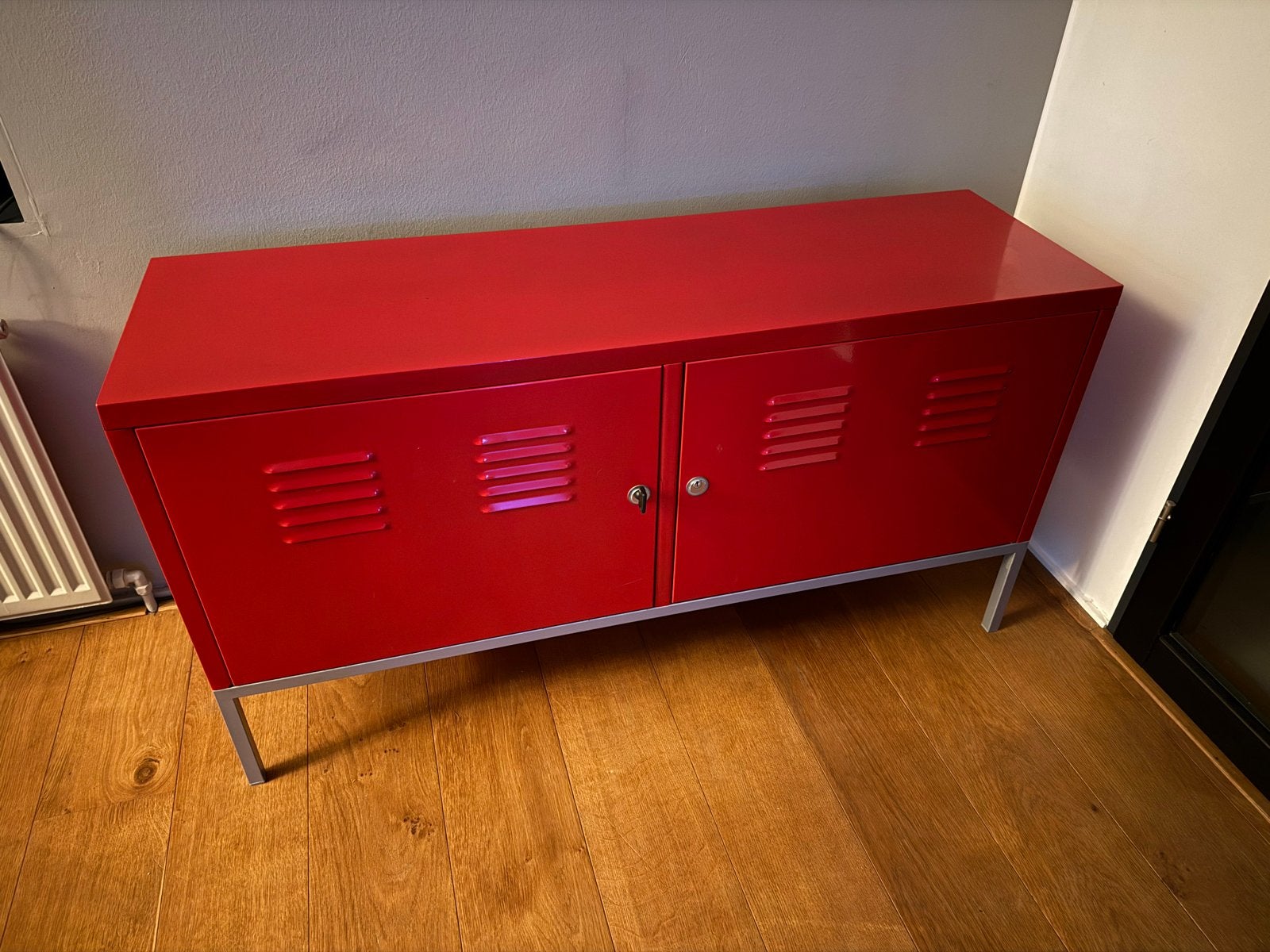 IKEA PS locker Rood metalen dressoir / tv-meubel, Ophalen, Zo goed als nieuw
