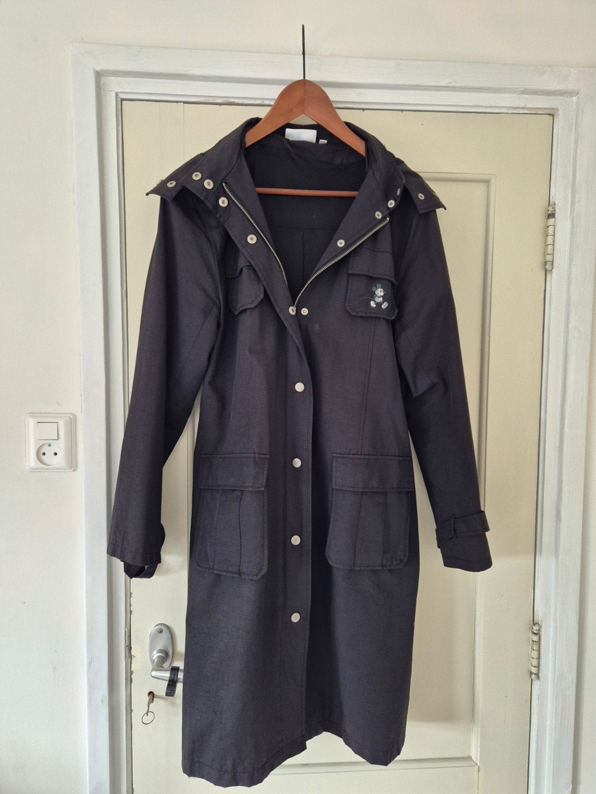 zwarte Trench coat van Disney maat L met Capuchon. Heeft leu, Maat 38/40 (M), Disney, Zwart, Ophalen of Verzenden