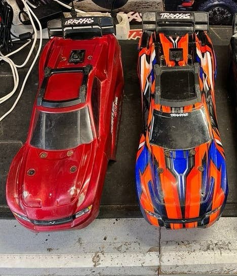 Traxxas Rustler 4x4 body 2 stuks met binnenwerk, Hobby en Vrije tijd, Ophalen of Verzenden, Gebruikt, Schaal 1:10, Onderdeel