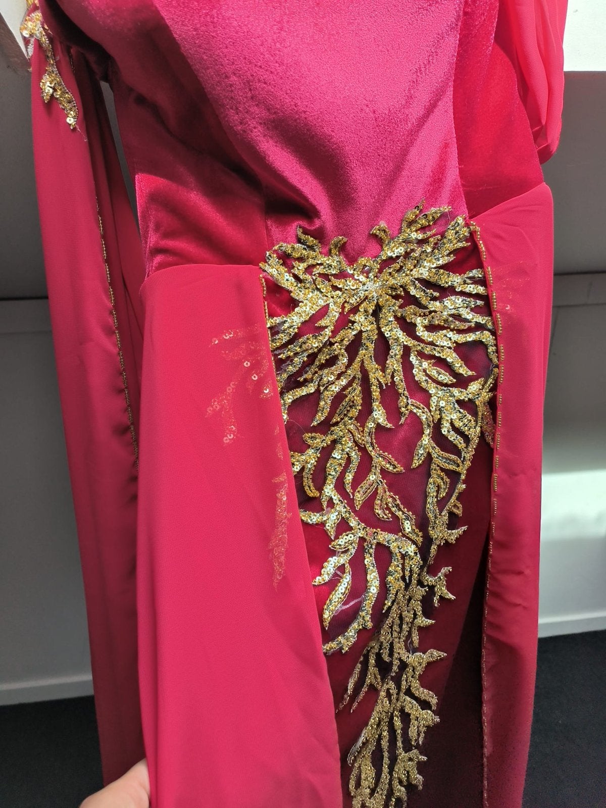 Prachtige Galajurk Rood met Gouden Details, Kleding | Dames, Maat 38/40 (M), Galajurk, Ophalen of Verzenden, Zo goed als nieuw