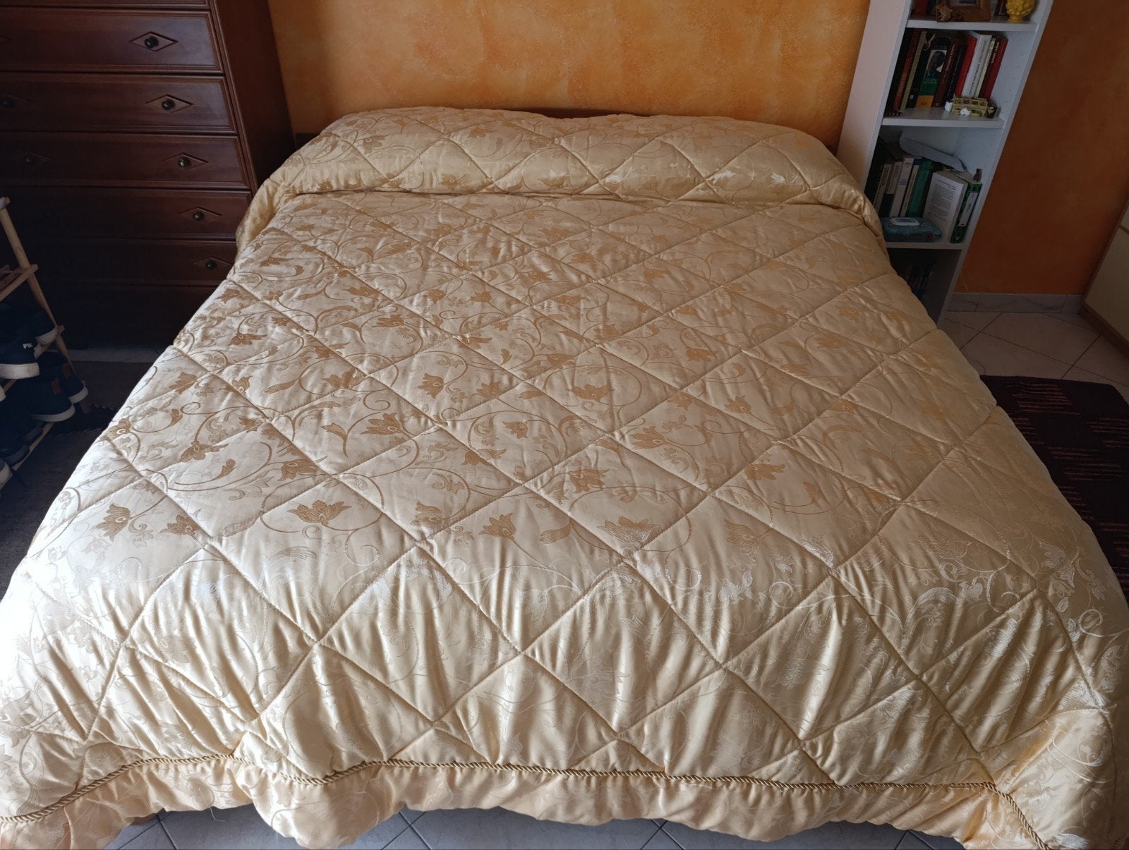 Goudkleurig tweepersoons sprei met bloemenpatroon, Ophalen of Verzenden