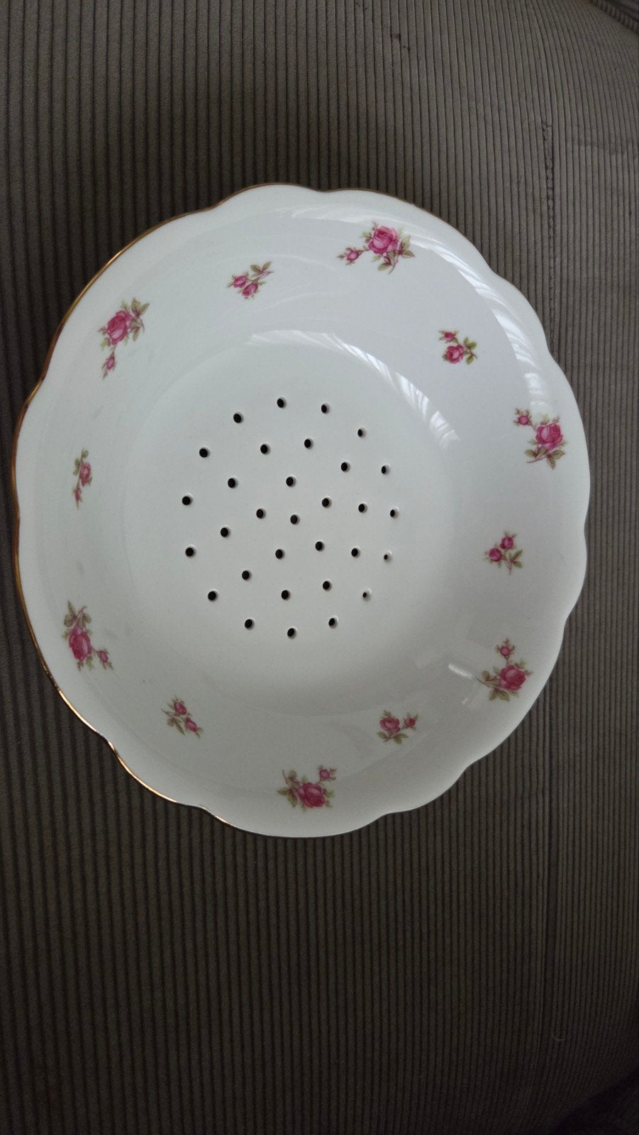 Decoratief uitlekvergiet/fruitschaal met roosjes, Huis en Inrichting, Ophalen of Verzenden, Zo goed als nieuw, Keramiek, Vergiet