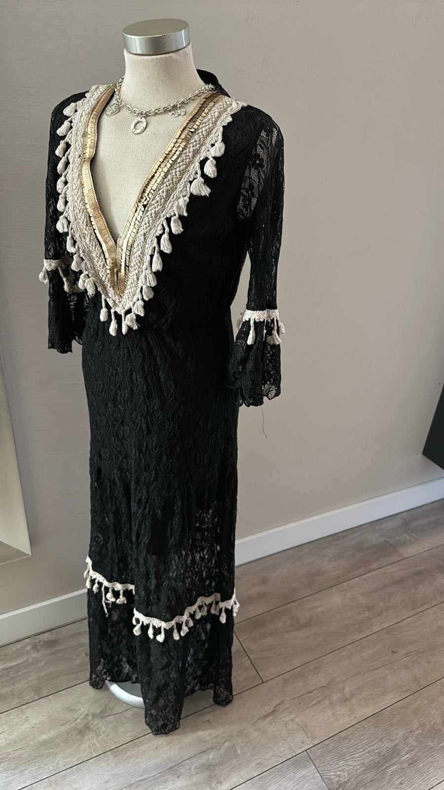 Nieuwe Azara Paris jurk, zwart kant met gouden details, M/L, Kleding | Dames, Maat 38/40 (M), Zwart, Nieuw, Ophalen of Verzenden