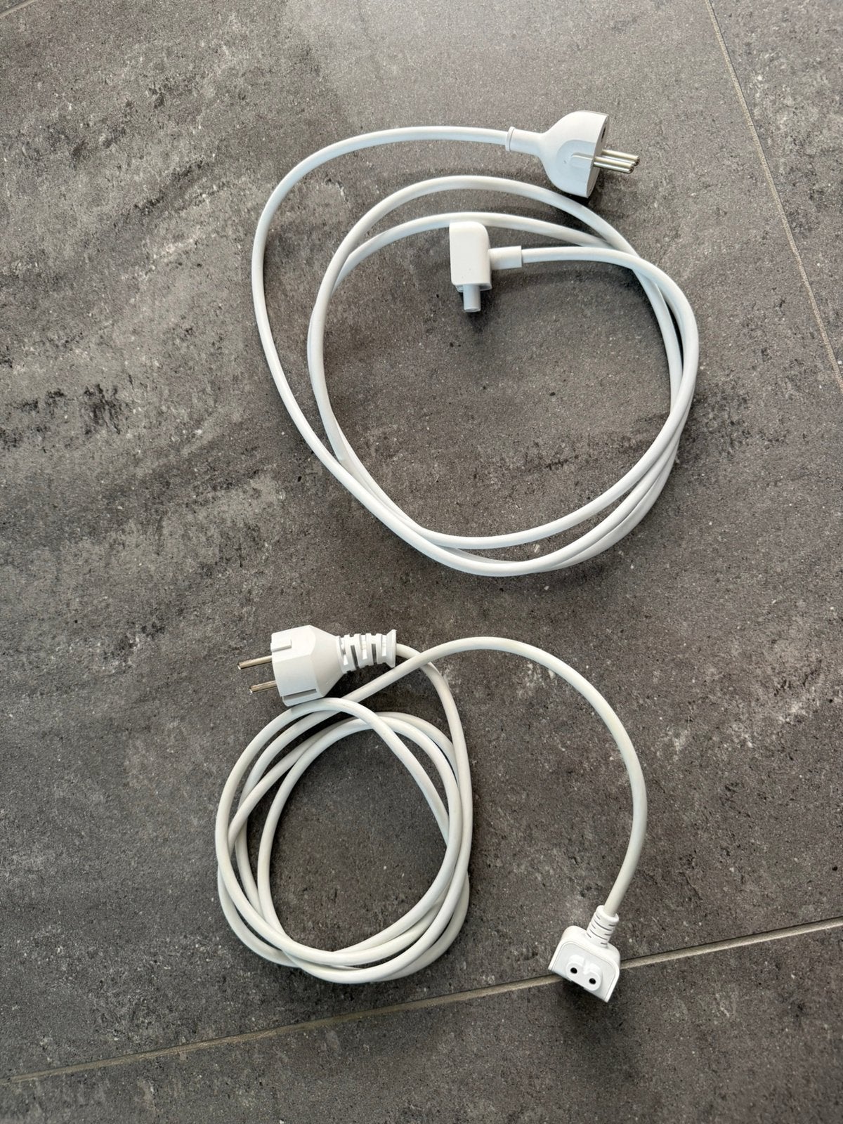 2 originele Apple netsnoeren / voedingskabels met EU stekker, Computers en Software, Laptop-opladers, Ophalen of Verzenden, Zo goed als nieuw