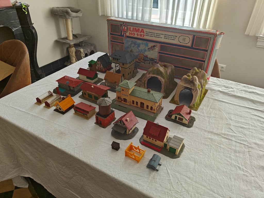 Partij H0 modelspoor gebouwen: Station, Seinhuis, Watertoren, Hobby en Vrije tijd, Modeltreinen | H0, Overige merken, Gebruikt