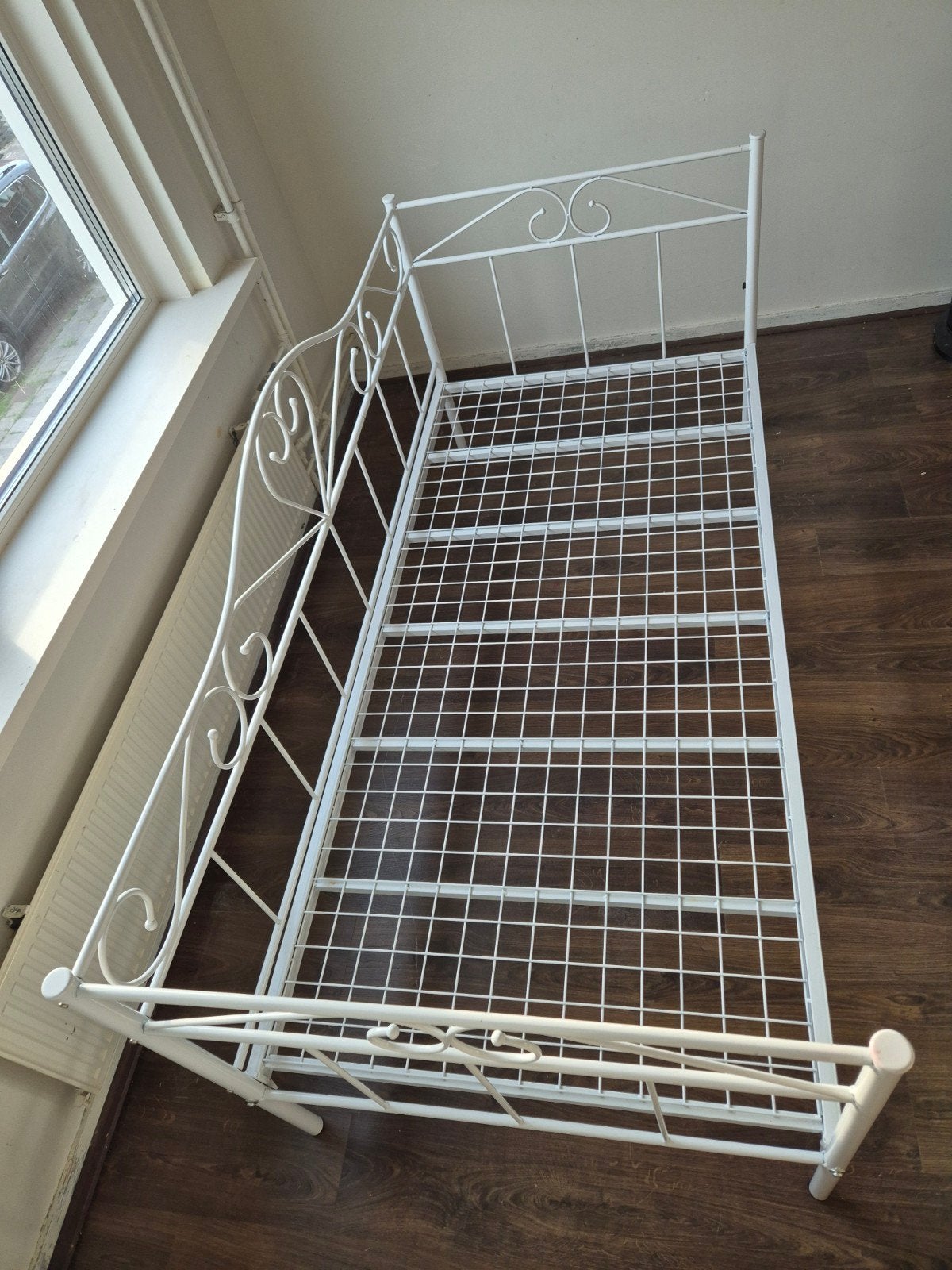 Wit metalen bedframe, 90x200 cm met hartjes, 90 cm, Eenpersoons, Wit, Ophalen of Verzenden