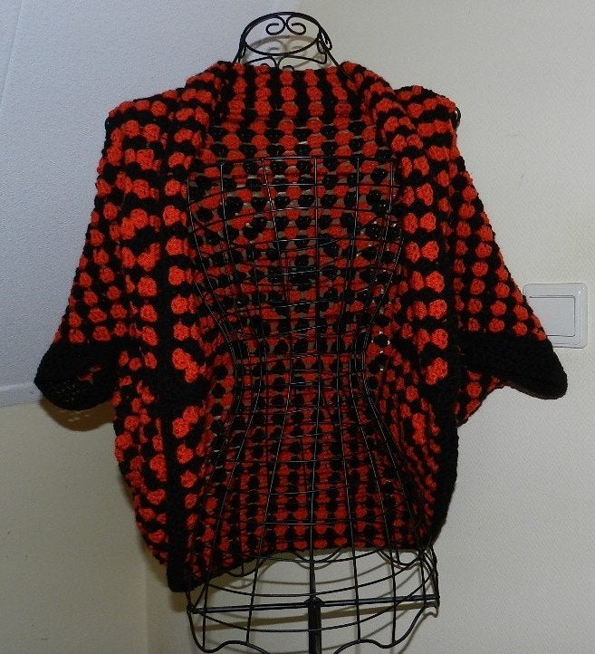 Mooi zwart/oranje handgehaakt cocoon vestje. Nieuw, Verzenden, Nieuw, Zwart