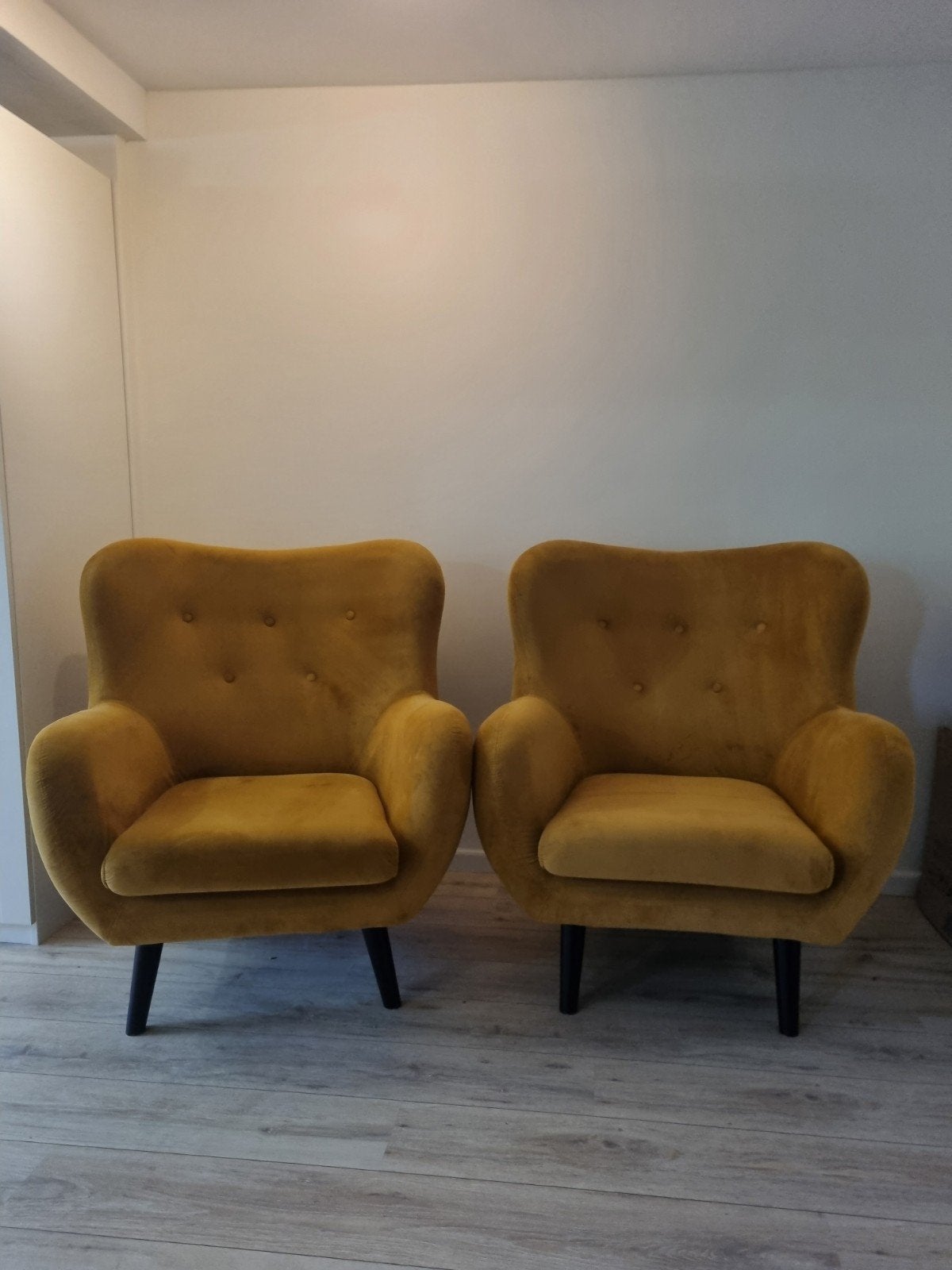 2 okergele suède stoelen, Ophalen, Gebruikt, 75 tot 100 cm, 50 tot 75 cm
