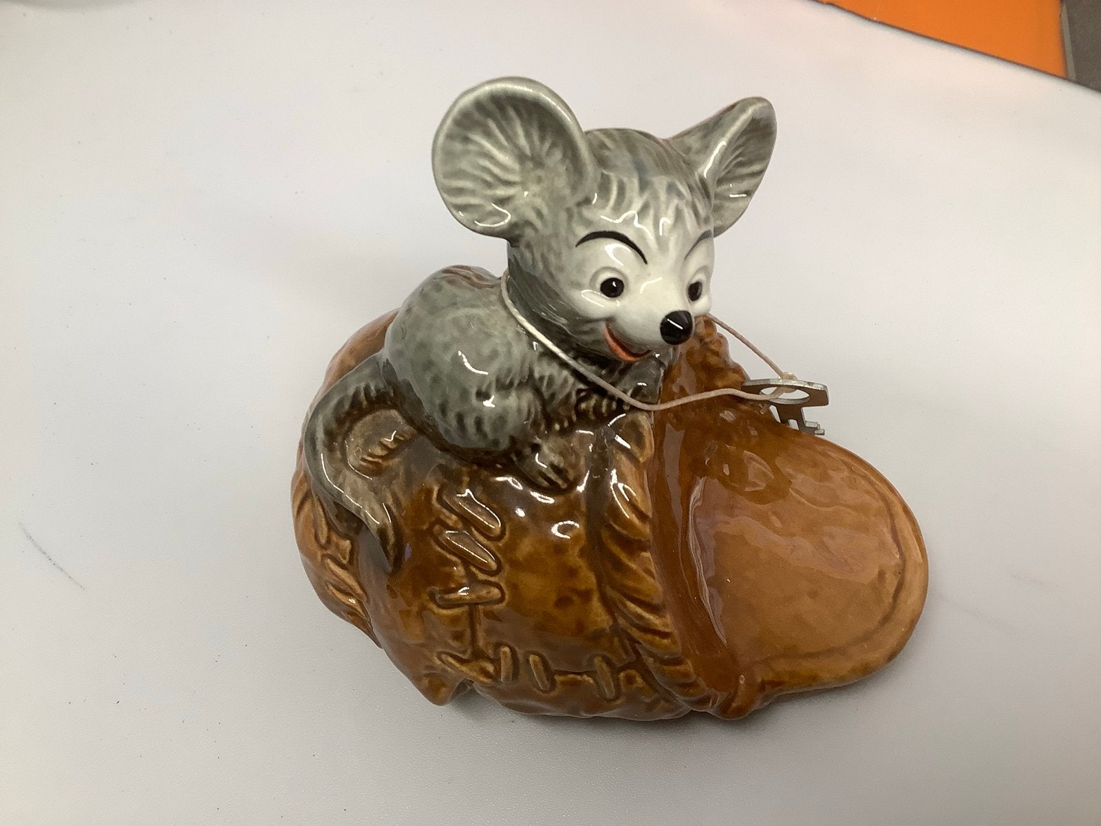 Vintage spaarpot muis op zak met sleutel. Merk : Goebel., Vintage, Meerkleurig, Ophalen of Verzenden, Zo goed als nieuw