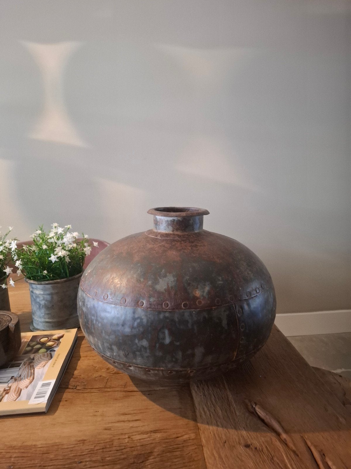 Oude metalen Indiase waterkruik, Ophalen