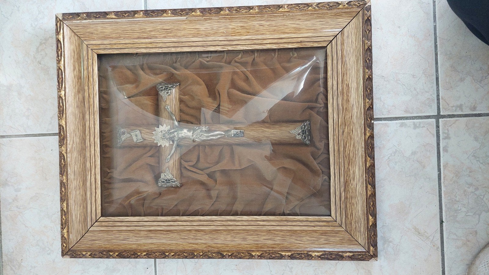 Ingelijst kruisbeeld - Religieuze kunst, Ophalen