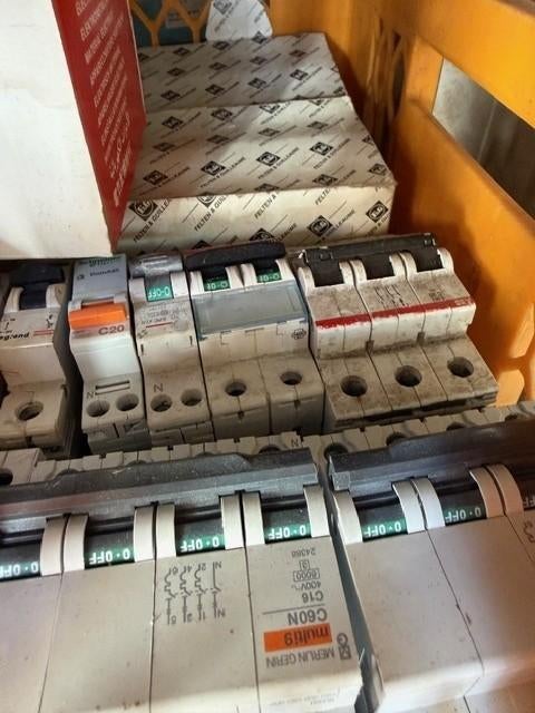 2381. Automaten / Siemens / Hager / Merlin Gerin / Legrand, Ophalen, Zo goed als nieuw