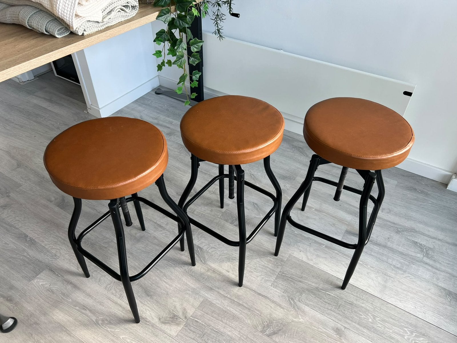 3 industriële barkrukken cognac/zwart – verstelbaar, 3 krukken, Ophalen, Zo goed als nieuw, 60 tot 90 cm