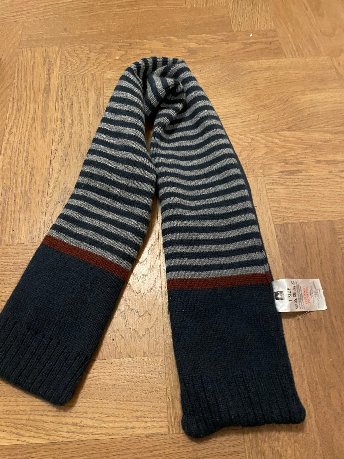 Hema gestreepte sjaal - Blauw, grijs, rood, Ophalen of Verzenden, Zo goed als nieuw, Maat 38/40 (M), Sjaal