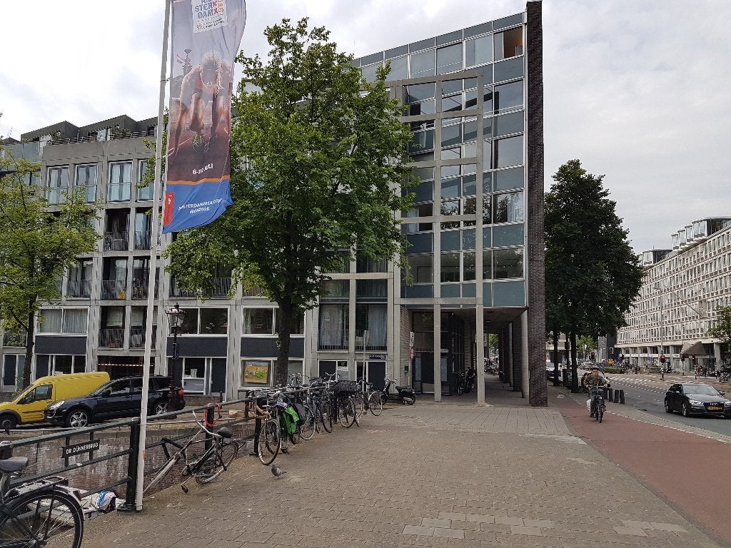 OVERDEKTE PARKEERPLAATS IN AMSTERDAM CENTRUM, Huizen en Kamers, Amsterdam