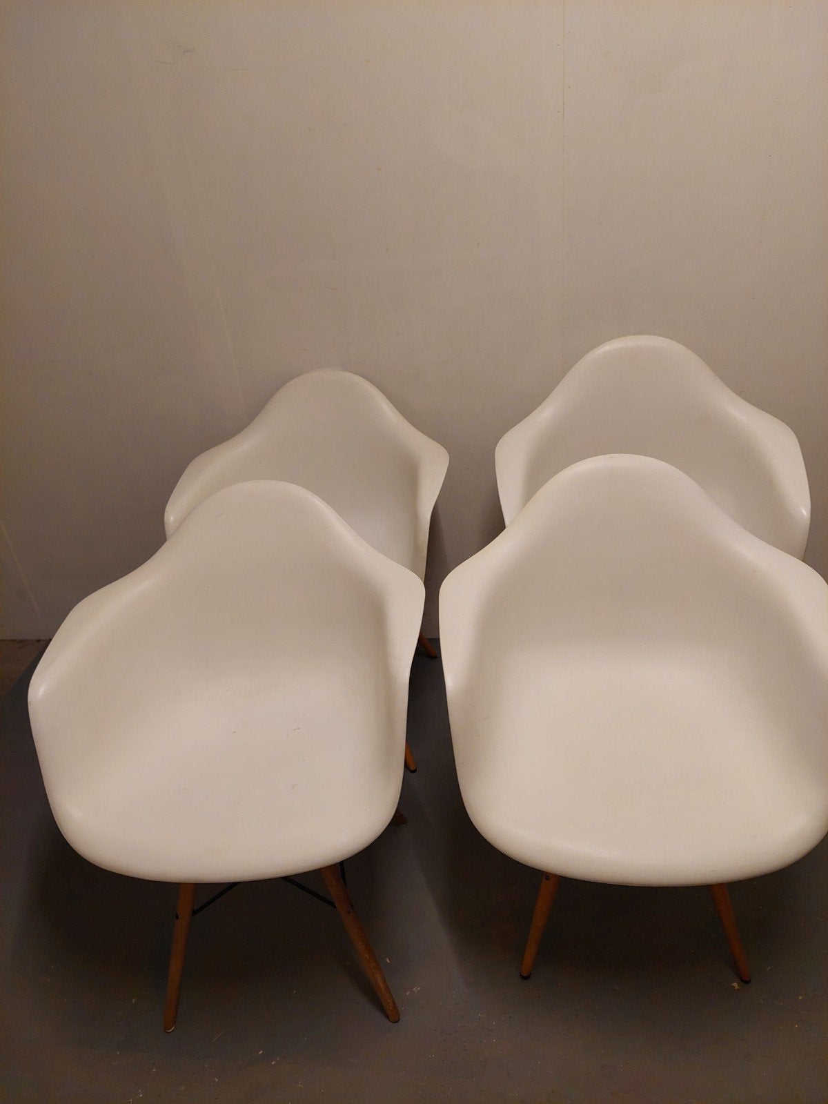 4 Eames lookalike stoelen - wit met houten poten, Hout, Gebruikt, Wit, Ophalen of Verzenden