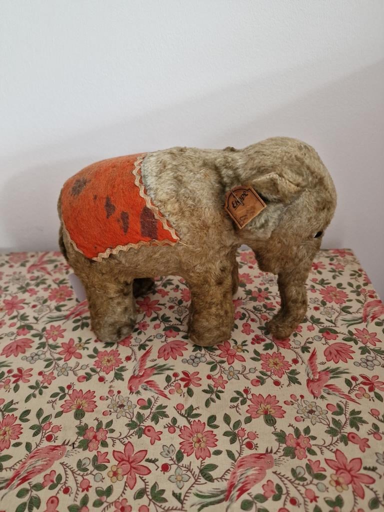 Oude Olifant met Labeltje, Ophalen of Verzenden, Gebruikt, Kleertjes