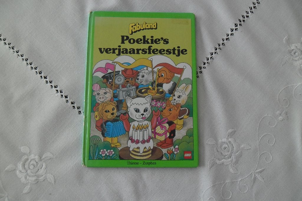 Boek Poekie's verjaardagsfeestje, Ophalen of Verzenden, Gelezen, Non-fictie