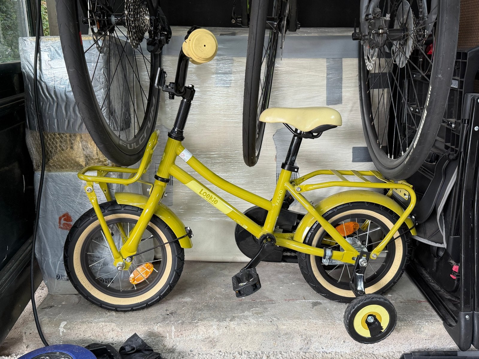 Loekie Packd Kinderfiets 12 inch - Zo goed als nieuw, Fietsen en Brommers, Ophalen, Terugtraprem, Zijwieltjes, Minder dan 16 inch